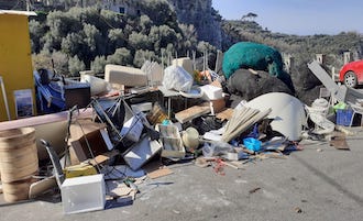 Sorrento. Ingombranti e attrezzi in disuso, quintali di rifiuti raccolti a Marina di Puolo