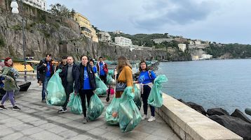 Da Sorrento l’appello a rispettare il mare in tutte le lingue – video-