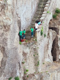 Rocciatori in azione per mettere in sicurezza il costone del Cocumella a Sant’Agnello