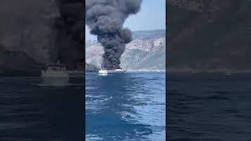 Barca a fuoco a Li Galli – video –