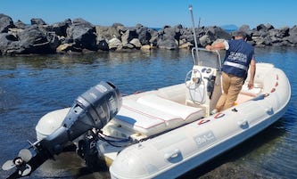 Rubano gommone a Sorrento, recuperato a Torre del Greco