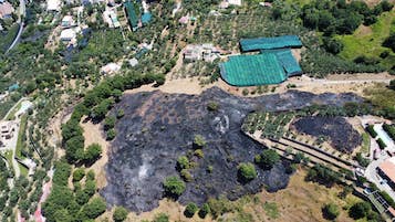 Incendio a Massa Lubrense a poca distanza dalle case – foto –