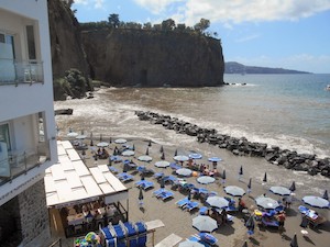 Mare ok a Sorrento e Sant’Agnello, ma perché tuffi solo “sconsigliati” a Meta e Vico Equense?