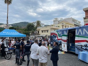 Sicurezza stradale, tanti giovani al Pullman Azzurro Polstrada di Sorrento