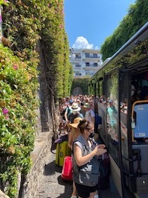 Bus Sorrento-Positano, turisti in fila sotto il sole e sala vuota – video –