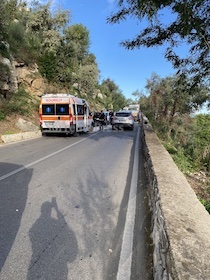 Auto si ribalta tra Sorrento e Massa Lubrense