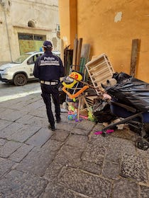 Discarica a cielo aperto nel centro di Meta, sanzionati