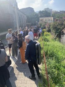 Vandali danneggiano treno a Vico Equense, caos sulla linea per Sorrento