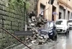 Sorrento. Vettura investita dal crollo di un muro