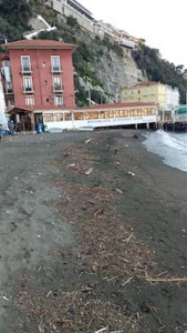 rifiuti-mareggiate-spiagge-sorrento-2