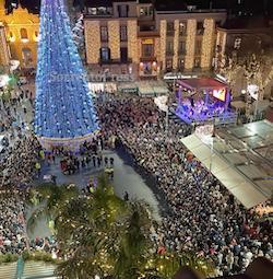 Sorrento. Piazza Tasso gremita per l’accensione del “ciuccio di fuoco” – foto –