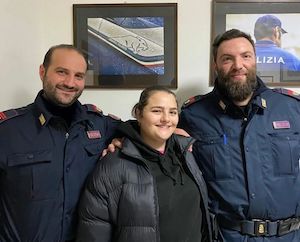 Ragazza colpita da crisi respiratoria, salva grazie ai poliziotti di Sorrento