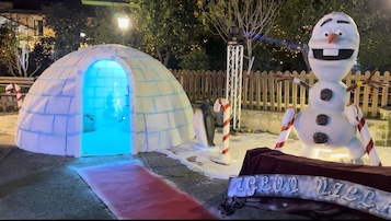 La Befana arriva all’Igloo Village di Sorrento