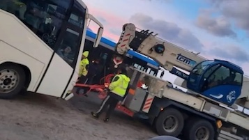 Circumvesuviana. Si guasta anche uno dei bus sostitutivi, passeggeri a piedi