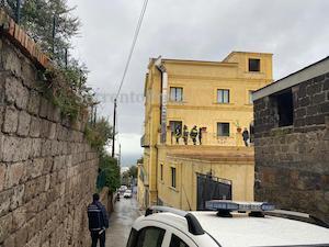 Canna fumaria di hotel in bilico, completamente chiusa via Pantano a Sorrento