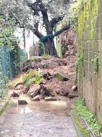 Sorrento. Frana in via Pantano, chiuso un tratto della strada