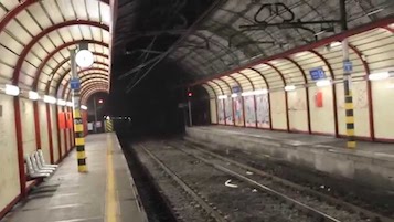 Treno diretto a Sorrento deraglia in galleria, paura ma nessun ferito tra i passeggeri. Previsti disagi anche oggi in seguito all’incidente