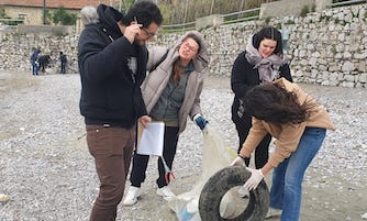 Massa Lubrense. Volontari puliscono la spiaggia di Puolo, raccolti 250 kg di rifiuti