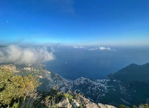 Passeggiata tra i panorami mozzafiato delle due costiere – video –