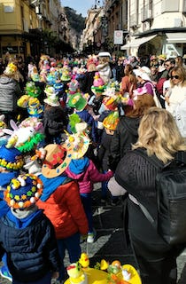 Sorrento. Grande successo per la parata con gli “Easter bonnet”
