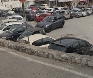 Massa Lubrense. Caos sosta a Marina del Cantone, ok ai parcheggi temporanei