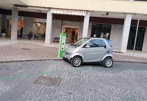 A Sorrento colonnina per la ricarica di auto elettriche collegata al parcometro