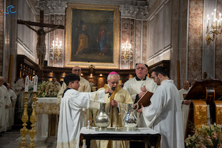 L’arcivescovo di Sorrento durante la Messa Crismale: Basta preti leader