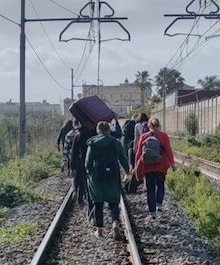 Ancora passeggeri a piedi sui binari della Circumvesuviana Napoli-Sorrento. Eav: Irresponsabili