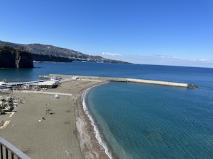 Da oggi le spiagge di Meta accessibili solo su prenotazione