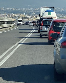 Ponte del 2 giugno, le targhe alterne non bastano a diluire il traffico sulla Sorrentina