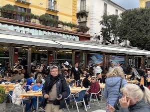 Ponti di primavera. Clima incerto, niente sold out a Sorrento