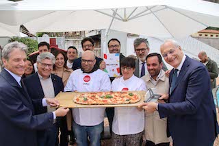 Battesimo a Vico Equense del marchio Pizza al metro