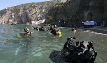 I ragazzi di Nisida ripuliscono il mare ed il litorale di Meta