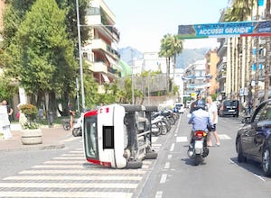 Auto si ribalta nel centro di Sorrento