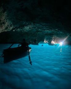 Influencer fa il bagno nella Grotta Azzurra di Capri, denuncia di Borrelli