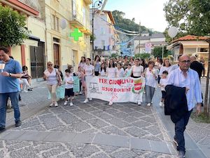 A Sorrento la fiaccolata per Giulia ed il suo piccolo. L’appello: Denunciate