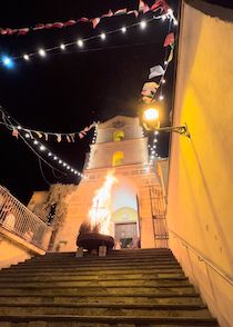 A Vico Equense acceso il fuoco di San Giovanni – video –