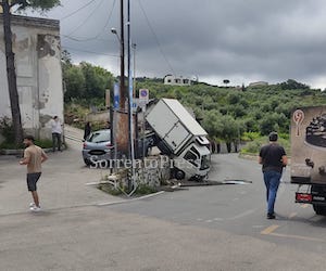 Sorrento. Furgone precipita da una rampa e finisce sulla strada