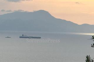Nave sequestrata da clandestini nel golfo di Napoli – foto –
