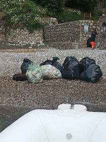 Quintali di rifiuti rimossi dalla spiaggia di Crapolla