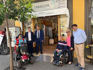 Rampe di accesso ai negozi di Sorrento grazie alla tombolata natalizia