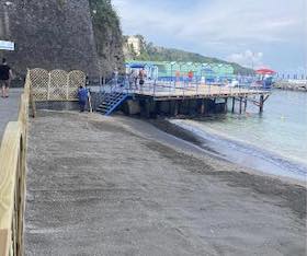 Operazioni di pulizia delle spiagge libere in costiera sorrentina, ma non mancano gli incivili
