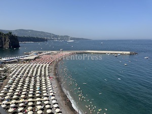 Meta. Furti in spiaggia, due denunciati tra cui un minore