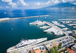 Il mega yacht che fu di Onassis allo Stabia Main Port