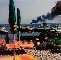 Motoscafo in fiamme a Marina del Cantone