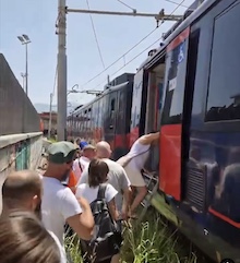 Guasto alla linea aerea, treni bloccati tra Napoli e Sorrento e utenti a piedi sotto il sole rovente
