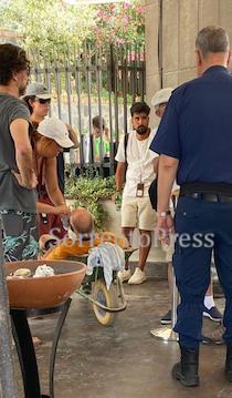 Si sente male agli scavi di Pompei, turista trasportato in carriola