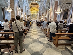 Folla commossa ai funerali di Giuseppe Staiano a Piano di Sorrento