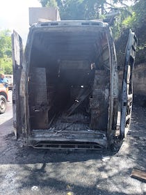 Furgone in fiamme a Sorrento, interviene la Protezione Civile – foto –