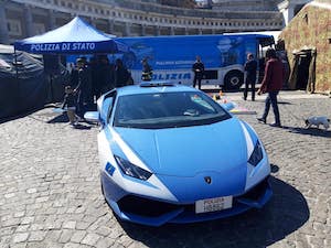 Guida sicura, a Sorrento il Pullman Azzurro e la Lamborghini della Stradale